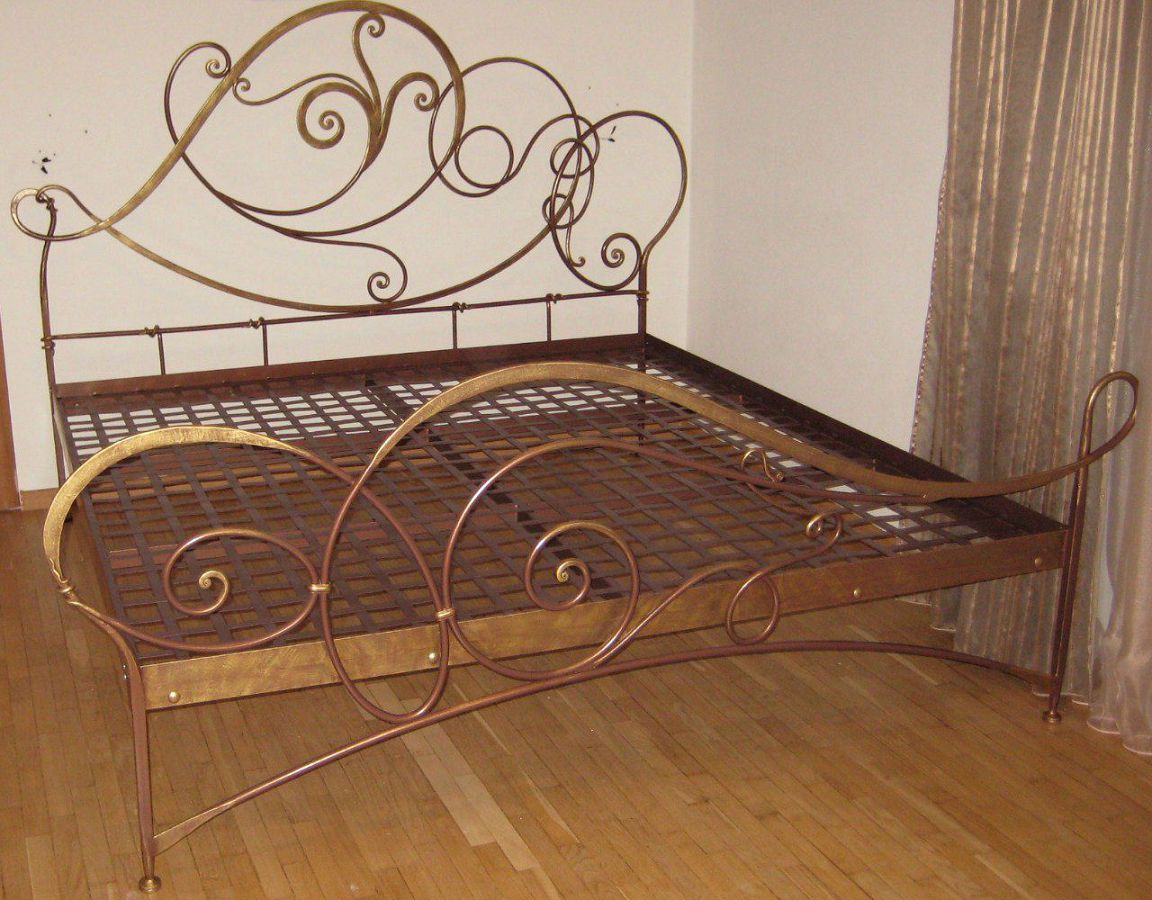 Кровать с элементами ковки