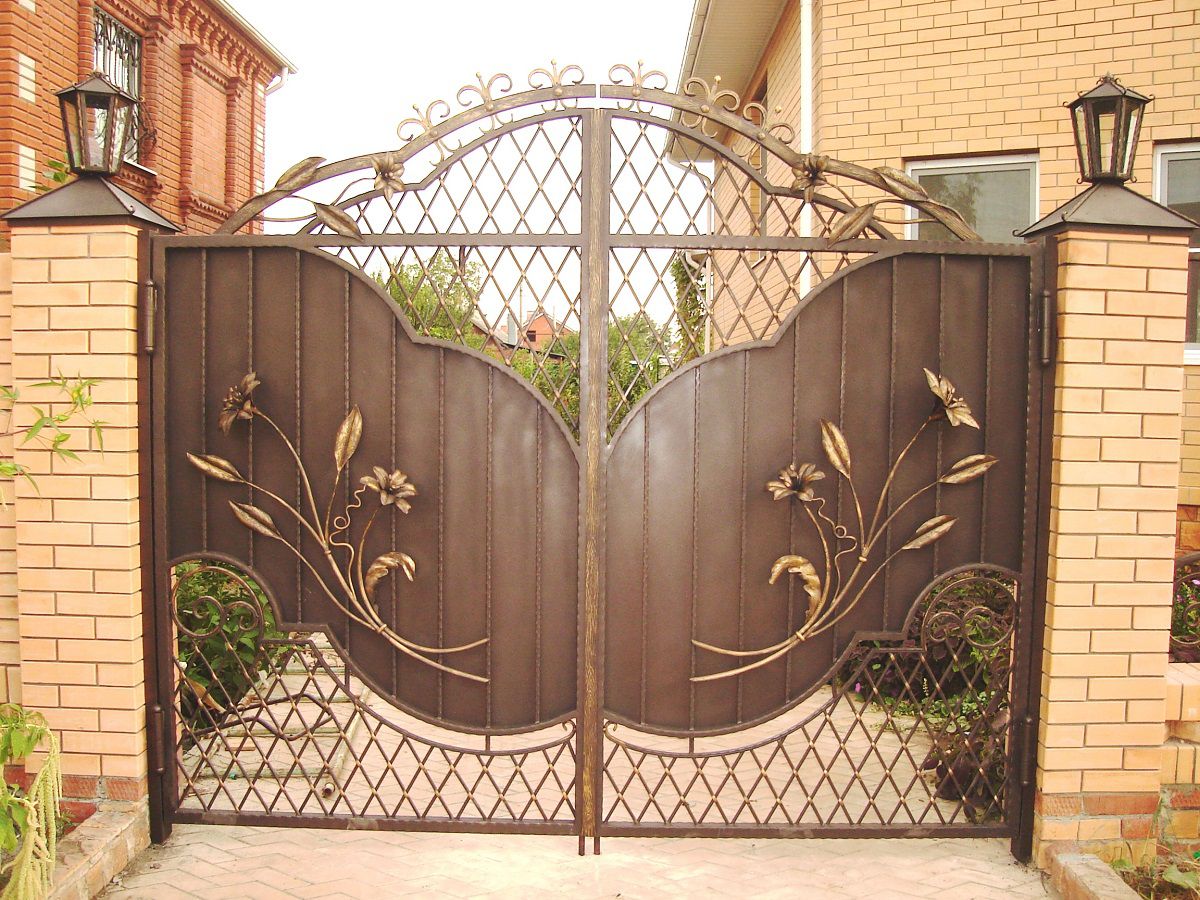 Ворота широкие а калитка. Кованые ворота. Ворота металлические кованые. Художественная ковка ворота и калитки. Красивые кованые ворота.